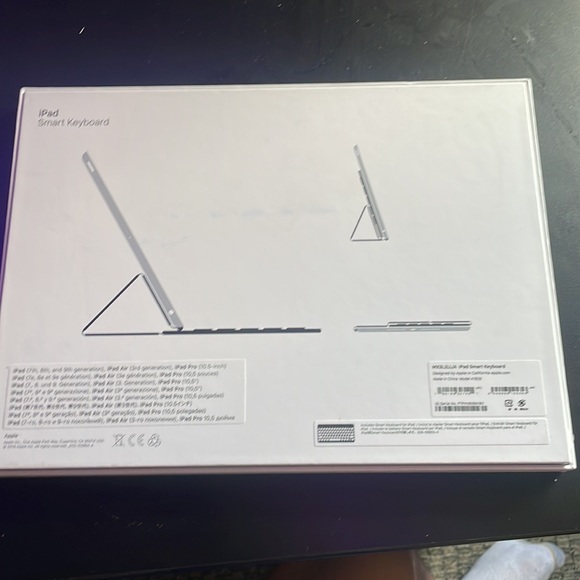 Apple smart key board 10.5 inch - Picture 2 of 4